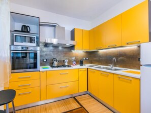 Réfrigérateur, vaisselle et ustensiles