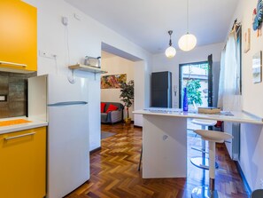 Réfrigérateur, vaisselle et ustensiles