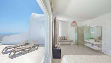 Superior Room, 1 Queen Bed, Balcony, Pool View 2 | Ferros/tábuas de passar roupa, Wi-Fi de cortesia