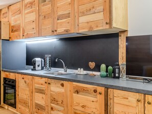 Kühlschrank, Ofen, Geschirrspüler, Kochgeschirr/Geschirr/Besteck