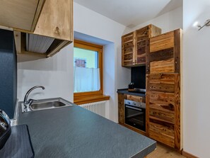 Fridge, oven, dishwasher, cookware/dishes/utensils