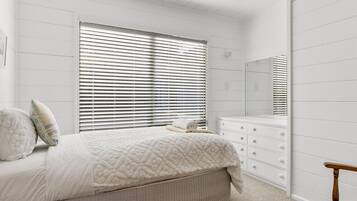 4 bedrooms, iron/ironing board, free WiFi, bed sheets