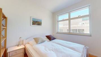 3 bedrooms, desk, iron/ironing board, WiFi