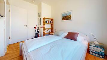 3 Schlafzimmer, Schreibtisch, Bügeleisen/Bügelbrett, WLAN