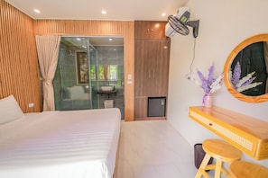 Habitación Deluxe doble, balcón, vistas al río | 1 dormitorio, sistema de insonorización, wifi gratis