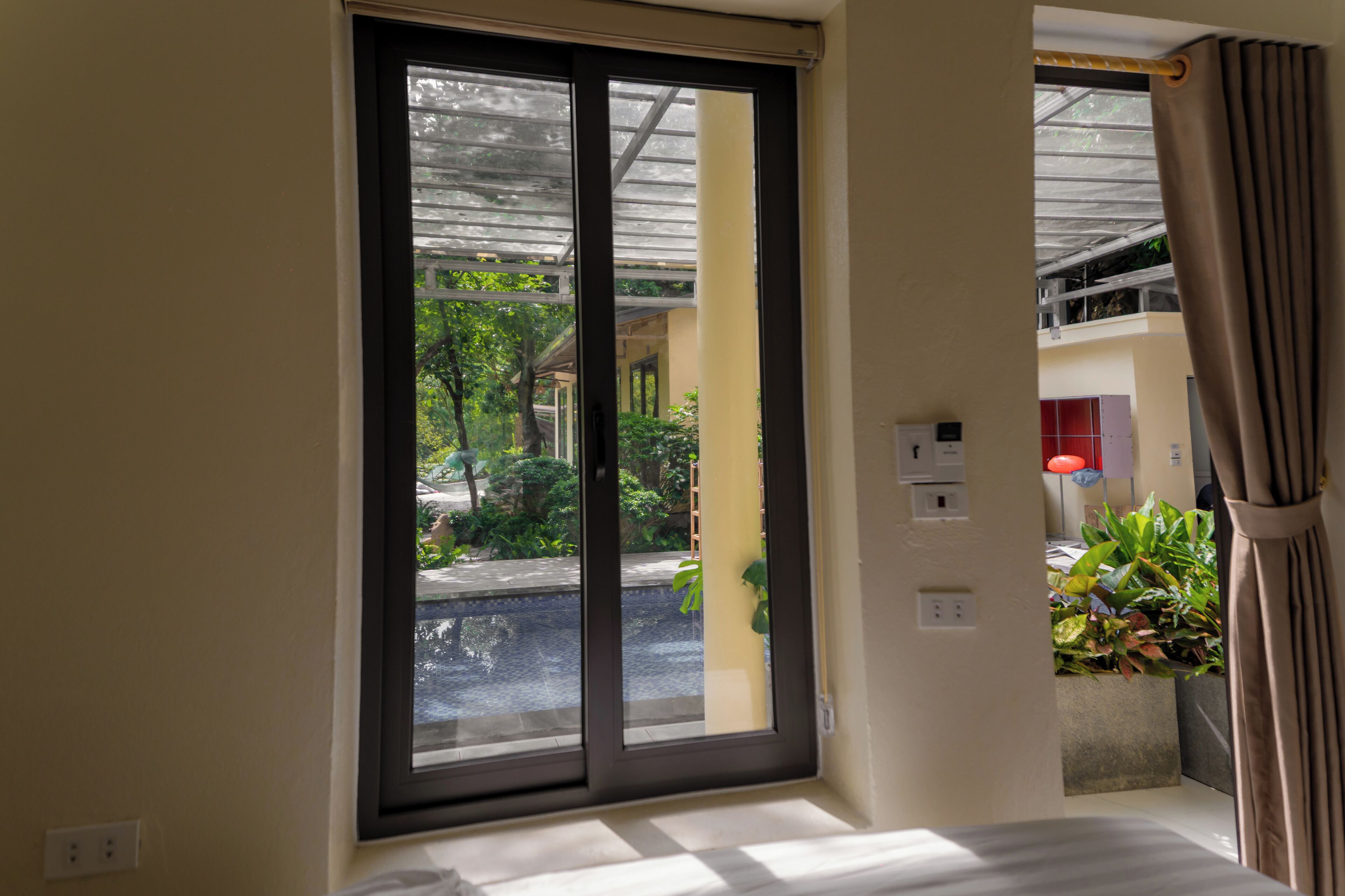 Quarto triplo standard, para não fumantes, vista para a piscina | Quartos à prova de som, Wi-Fi de cortesia, roupa de cama