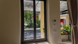 Standard Τρίκλινο Δωμάτιο, Μη Καπνιστών, Θέα στην Πισίνα