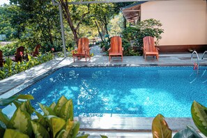 Chambre Standard Double ou avec lits jumeaux, terrasse, vue piscine | Vue de la chambre