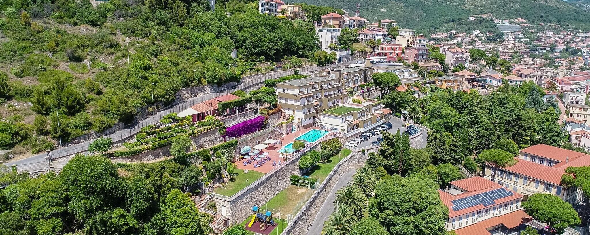 Un quartier résidentiel doté d’une piscine, d’un terrain de jeux et d’une route.