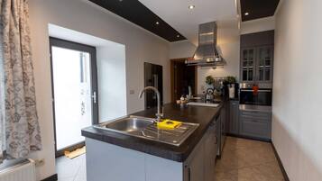 Micro-ondes, four, plaque de cuisson, lave-vaisselle