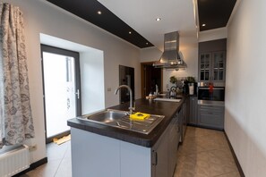 Micro-ondes, four, plaque de cuisson, lave-vaisselle