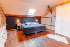 4 bedrooms, travel crib