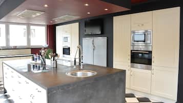 Een koelkast, een microgolfoven, een oven, een kookplaat