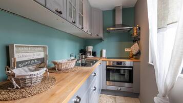 Een koelkast, een microgolfoven, een oven, een kookplaat