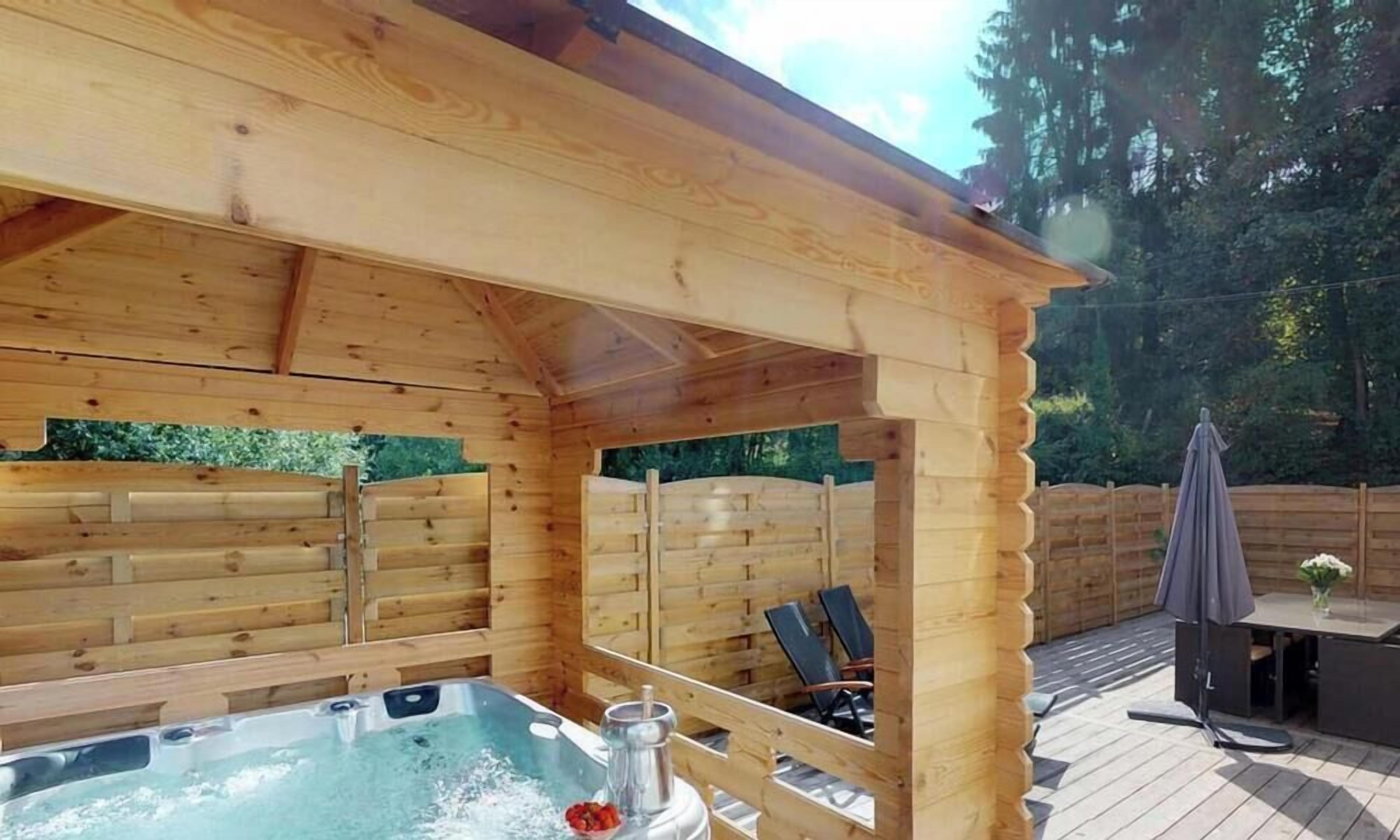 Outdoor spa tub