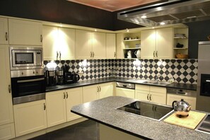 Refrigerador, microondas, horno, placa de cocina