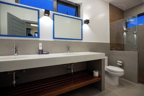 Haartrockner, Handtücher, Seife, Toilettenpapier