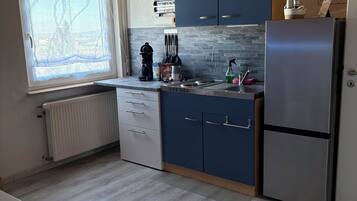 Fridge, oven, stovetop, coffee/tea maker