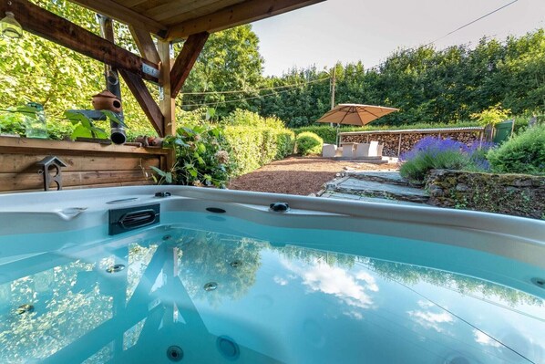 Outdoor spa tub