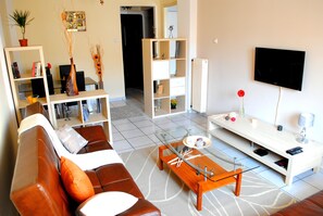 Apartment, 1 Bedroom, Balcony, City View | Living room | Books - Athens Smart Stay Apartment (Athens)
