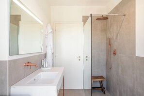 Dusche, Haartrockner, Bidet, Handtücher