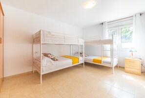 3 bedrooms, iron/ironing board, internet