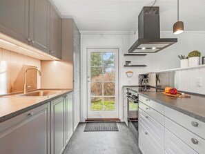Fridge, microwave, dishwasher, cookware/dishes/utensils