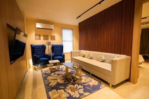 Kamar Premium | Minibar, brankas, meja kerja, dan setrika/meja setrika