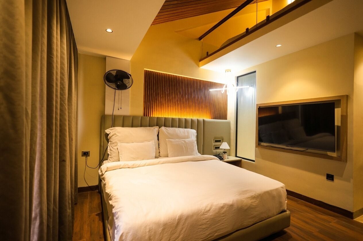 Deluxe Single Room | Minibar, in-room safe, desk, iron/ironing board