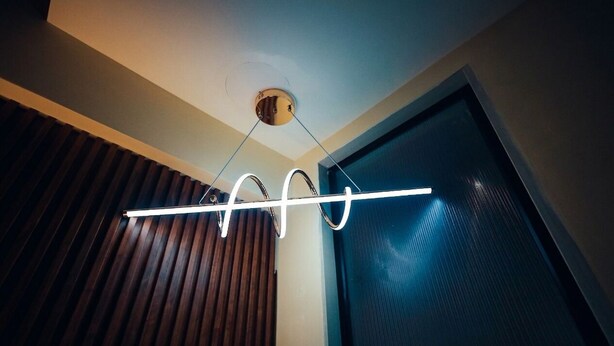 Un luminaire de plafond moderne au design épuré.