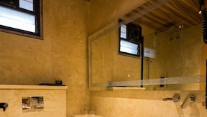 Une salle de bain moderne avec des toilettes, un lavabo et un miroir.