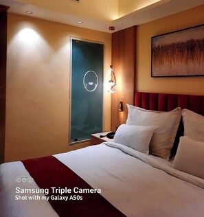 Minibar, in-room safe, desk, iron/ironing board