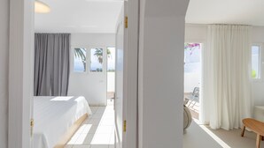 Una habitación de hotel con cama, escritorio y vistas al exterior.