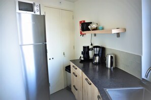 Kjøleskap, mikrobølgeovn, ovn og oppvaskmaskin