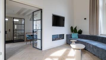 Comfort huis, 6 slaapkamers | Woonkamer | Een open haard