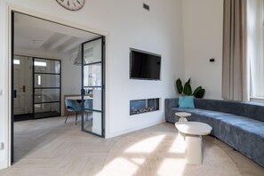 Casa Confort, 5 habitaciones | Sala de estar | Chimenea 