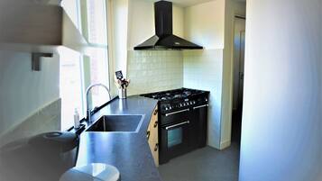 Jääkaappi, mikroaaltouuni, uuni, astianpesukone