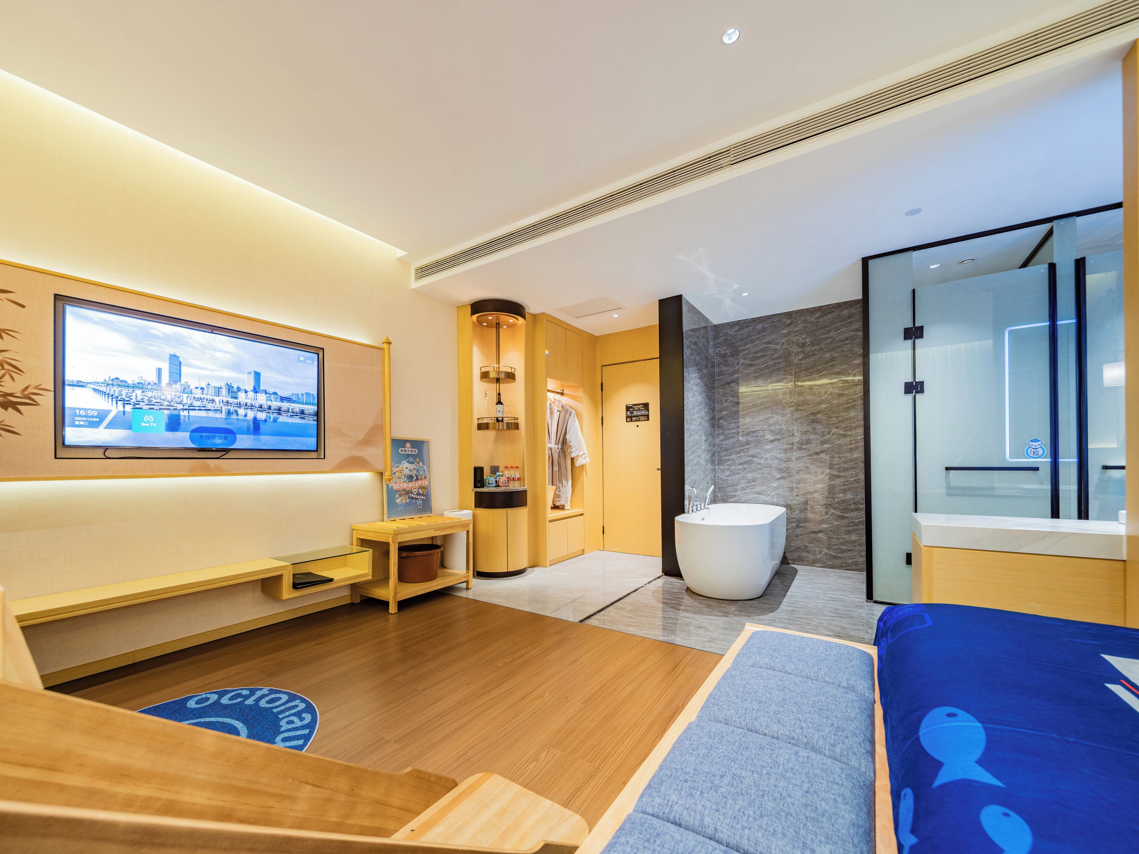 Junior Quadruple Room | Bathroom | Combined shower/tub, free toiletries, slippers, towels