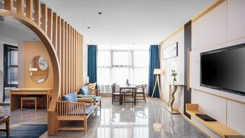 جناح تنفيذي - منظر للتل | 1 غرفة نوم ومساحة عمل للكمبيوتر المحمول وواي فاي مجانًا