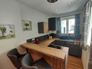 Jääkaappi, uuni, liesi, astianpesukone