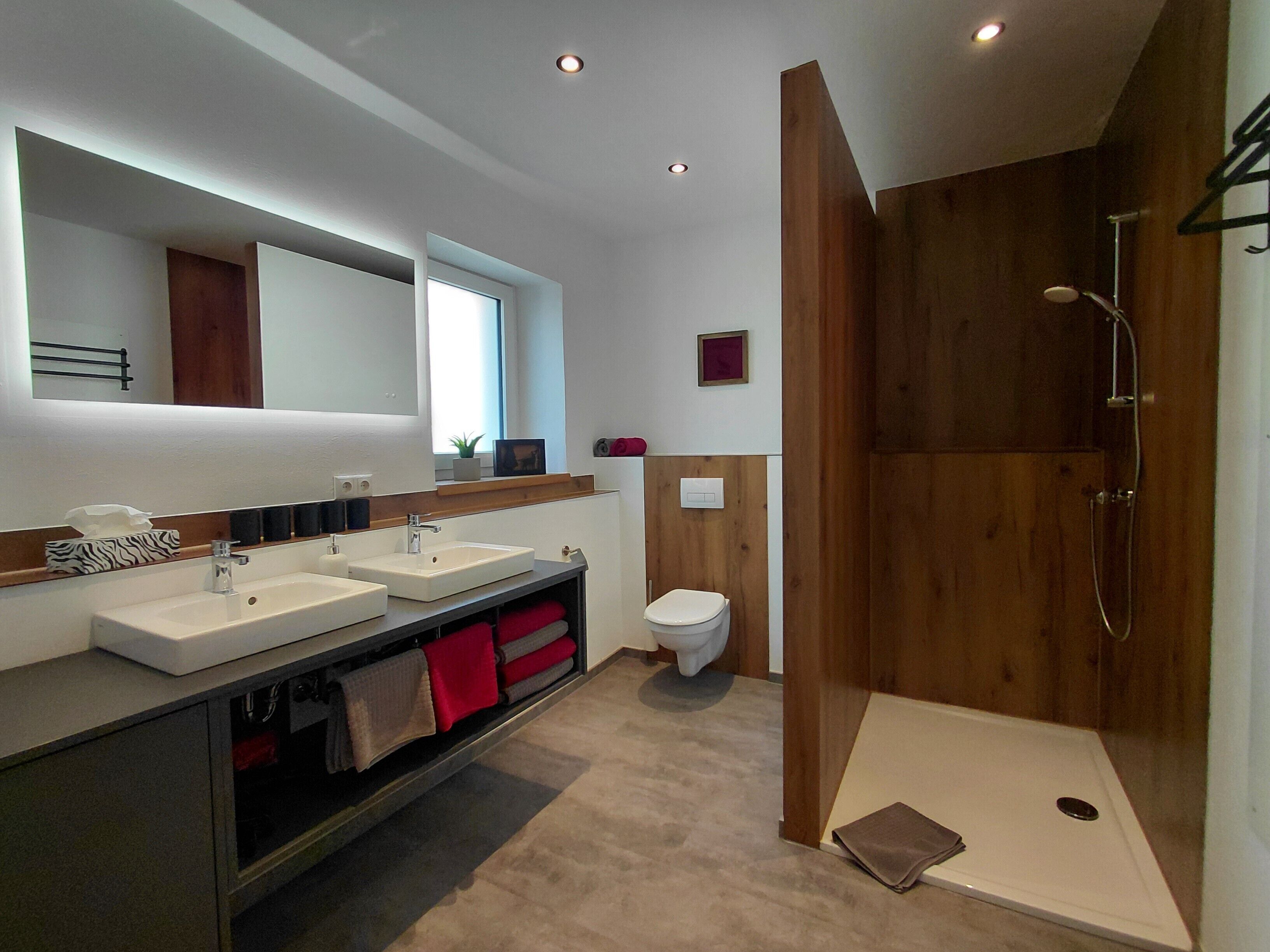 Een douche, een haardroger, handdoeken