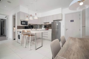 Refrigerador, microondas, horno, placa de cocina