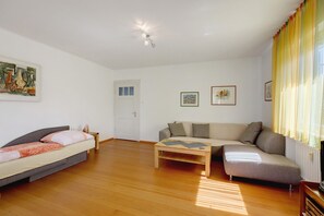 Ein Zimmer mit Bett, Sofa und kleinem Tisch.