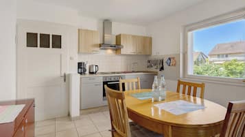 Fridge, oven, stovetop, coffee/tea maker