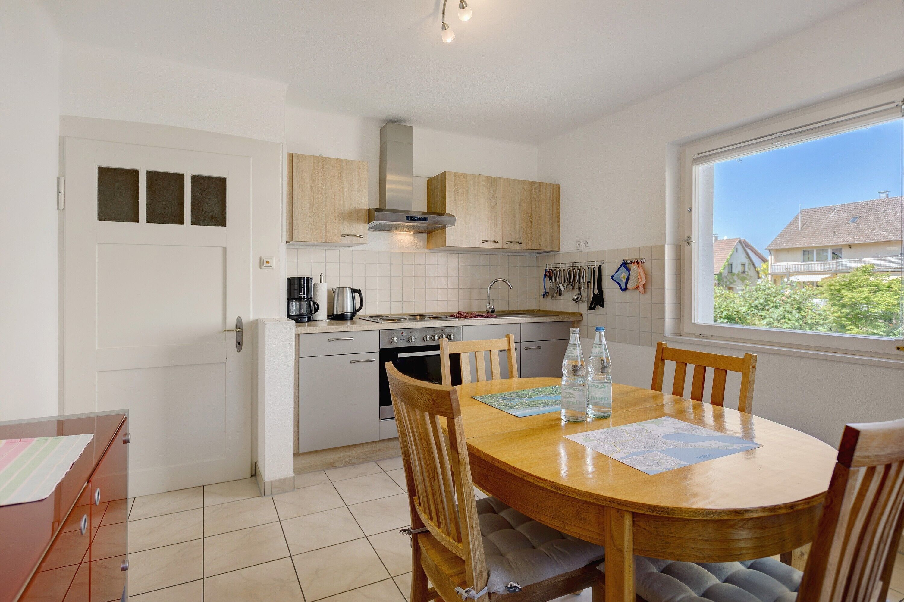 Coffee/tea maker, fridge, oven, stovetop