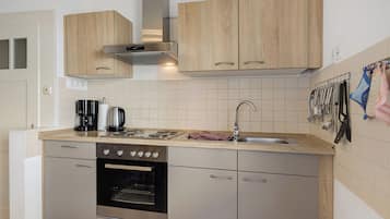 Jääkaappi, uuni, liesi, kahvin-/teenkeitin