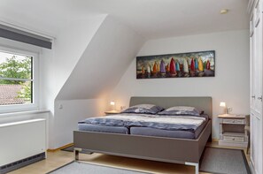 3 slaapkamers, een strijkplank/strijkijzer, gratis wifi, beddengoed