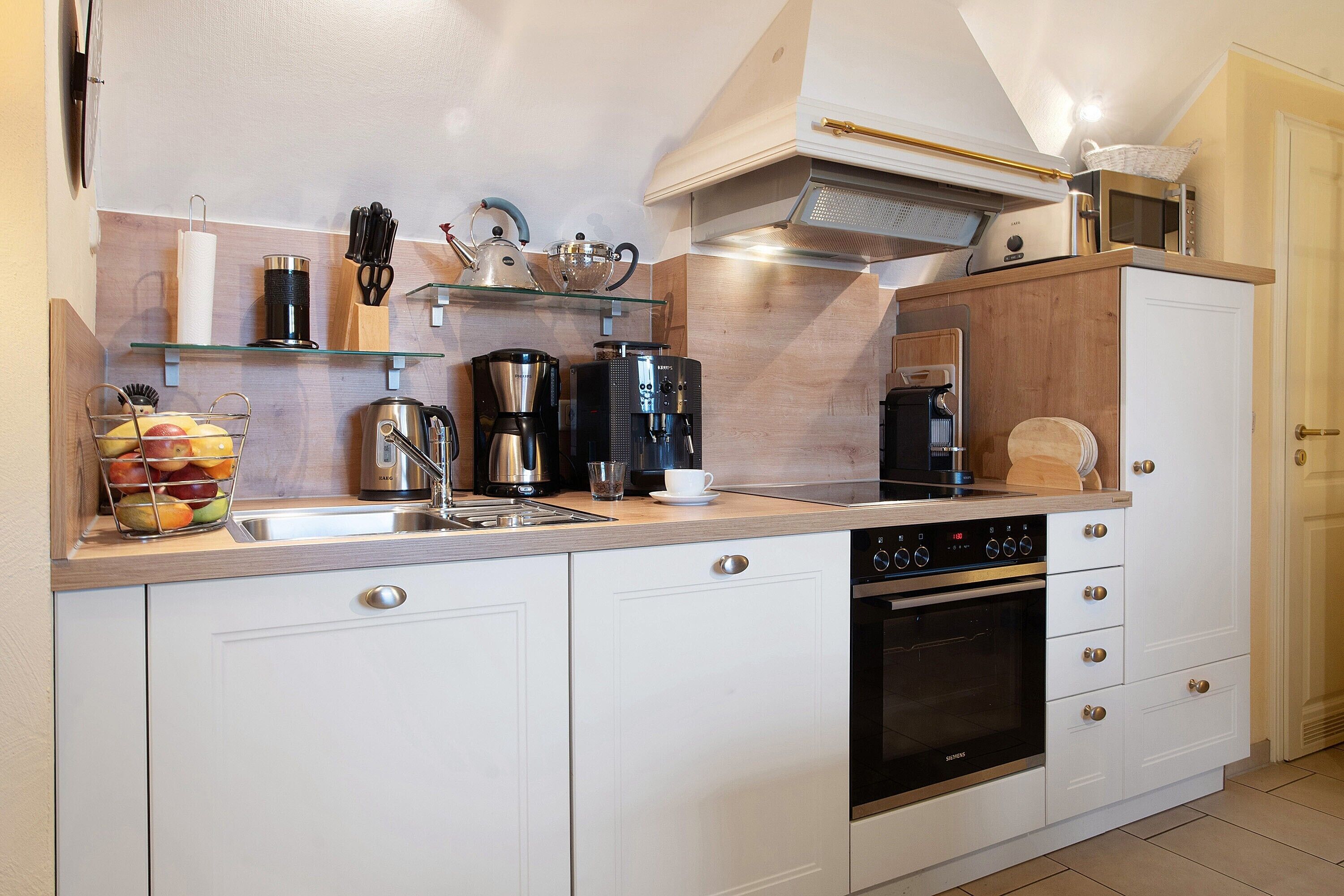 Kjøleskap, mikrobølgeovn, ovn og kokeplater