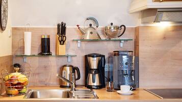 冷蔵庫、電子レンジ、オーブン、コンロ