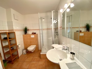 Shower, hair dryer, towels - Arrive, Relax, Feel at Home – Holiday Apartment Lichtblick 'Haus Am Postplatz' (Zingst)